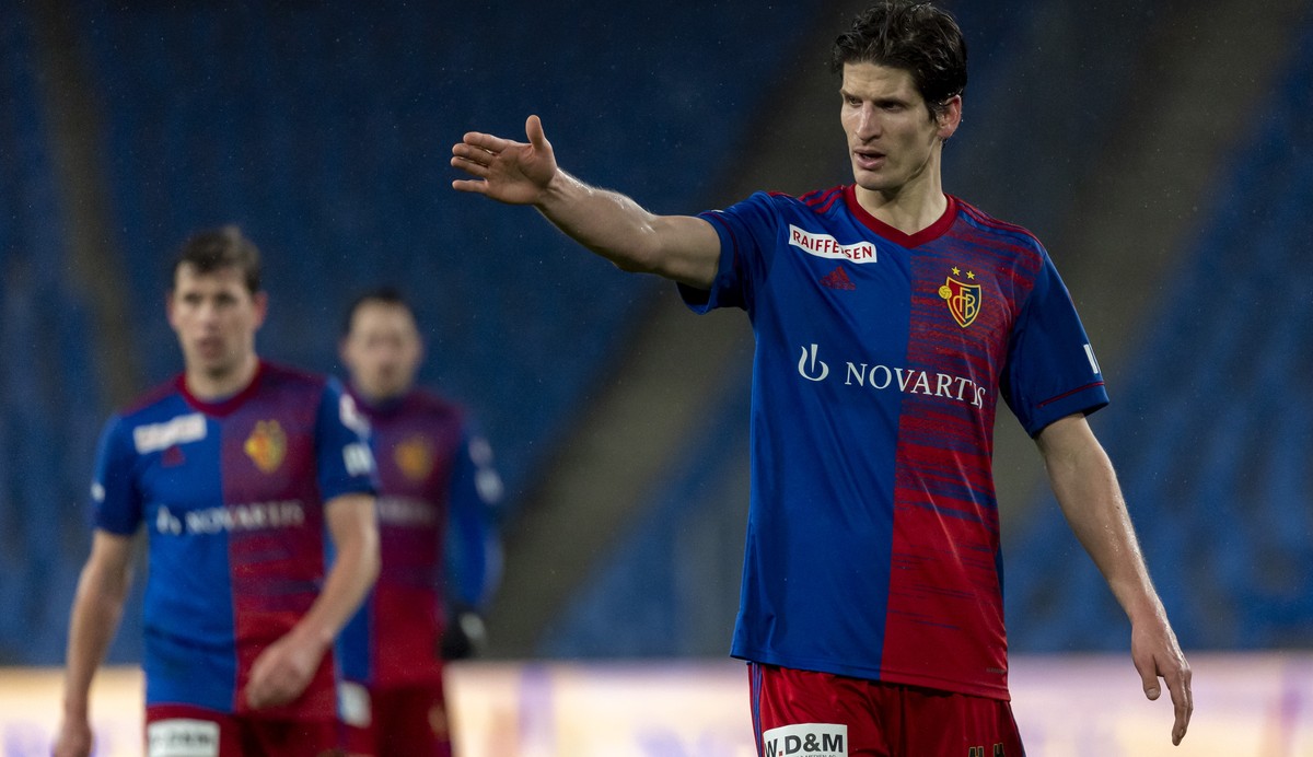 Die Basler mit Timm Klose, vorne, verlassen das Spielfeld nach dem Fussball Meisterschaftsspiel der Super League zwischen dem FC Basel 1893 und dem FC Zuerich im Stadion St. Jakob-Park in Basel, am Sa ...