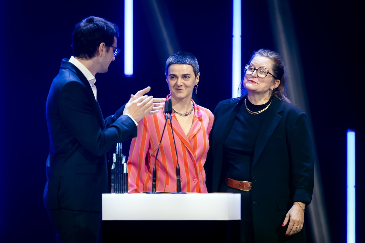 Die Regisseurin Elene Naveriani, Mitte, gewinnt mit dem Film "Blackbird Blackbird Blackberry" den Preis fuer den besten Spielfilm, auf der Buehne neben Britta Rindelaub, rechts, und Thomas R ...