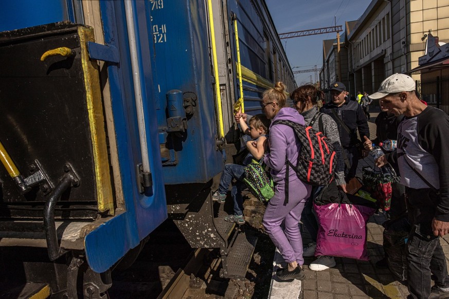 Eine Familie steigt im Osten der Ukraine in einen Zug in den Westen des Landes ein.