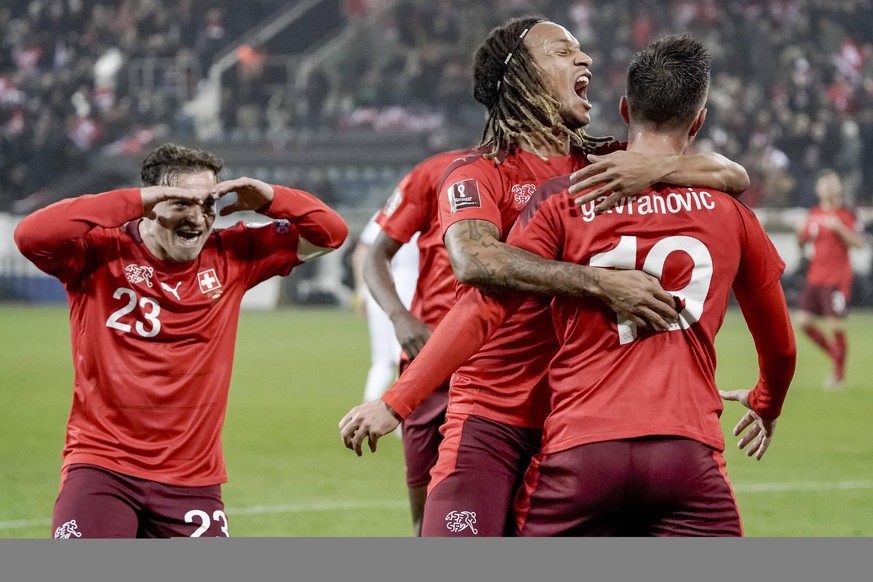 IMAGO / Roger Albrecht

Torjubel von Xherdan Shaqiri (schweiz, 23).Kevin Mbabu (schweiz, 2),Mario Gavranovic (schweiz, 19), SWZ, Schweiz vs. Bulgarien, Fussball, Qualifikation zur WM, Gruppenphase, 15 ...