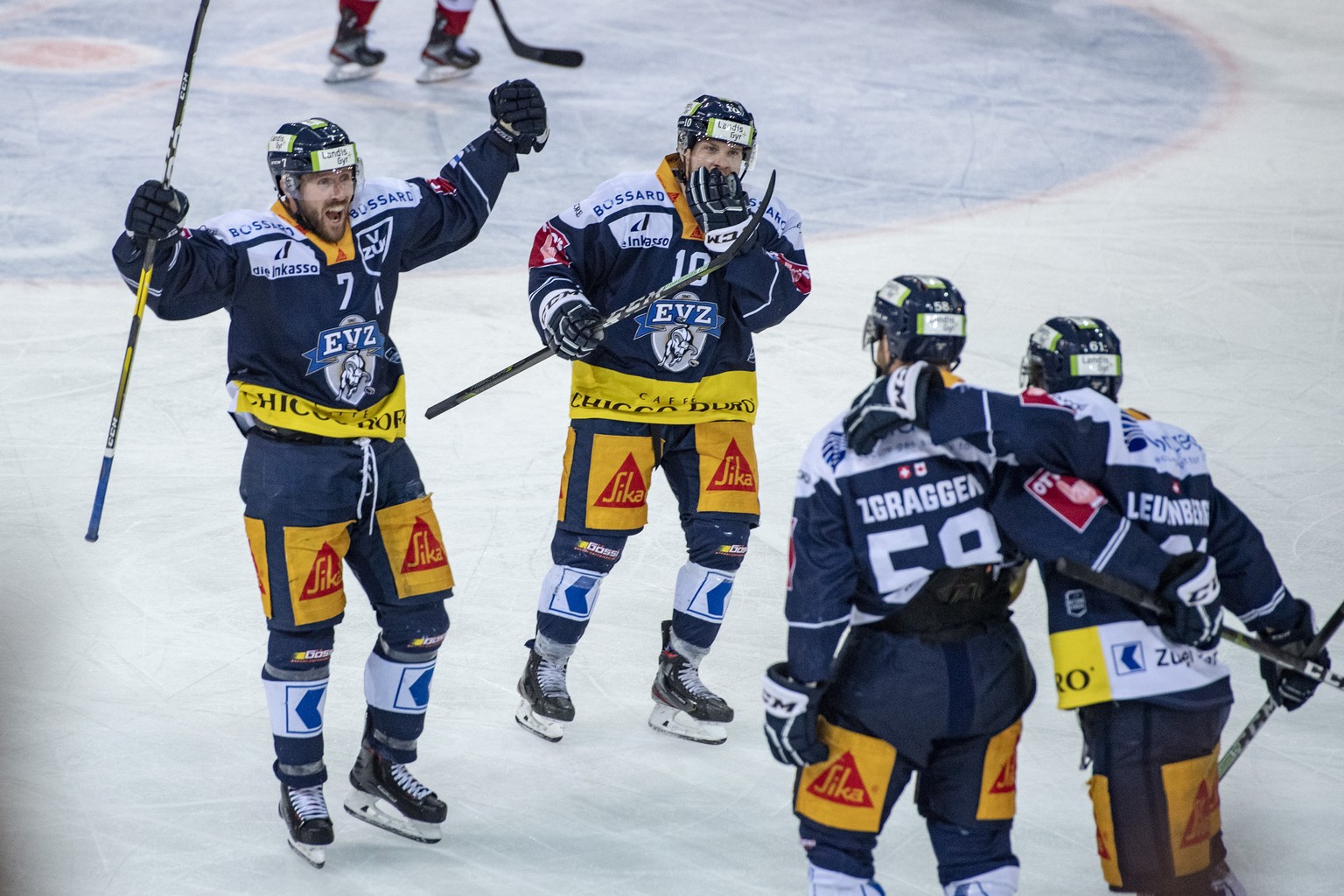 Die Zuger mit David McIntyre, Dominic lammer, Jesse Zgraggen und Sven Leuenberger, von links, feiern das 2:0 beim ersten Eishockey Playoff-Halbfinalspiel der National League zwischen dem EV Zug und de ...