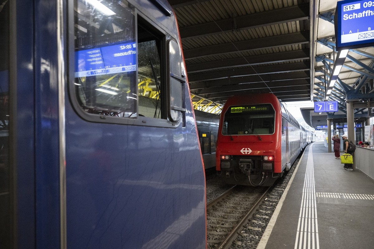 Ein Zug loest sich von einem anderen Wagen am Bahnhof anlaesslich neuer Serviceanlagen und Abstellungen fuer die Zuercher S-Bahn, aufgenommen am Mittwoch, 26. Juni 2024 in Winterthur. (KEYSTONE/Ennio  ...