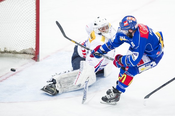 Dan Fritsche umkurvt Martin Gerber und trifft zum vorentscheidenden 4:1 in der dritten Finalpartie.