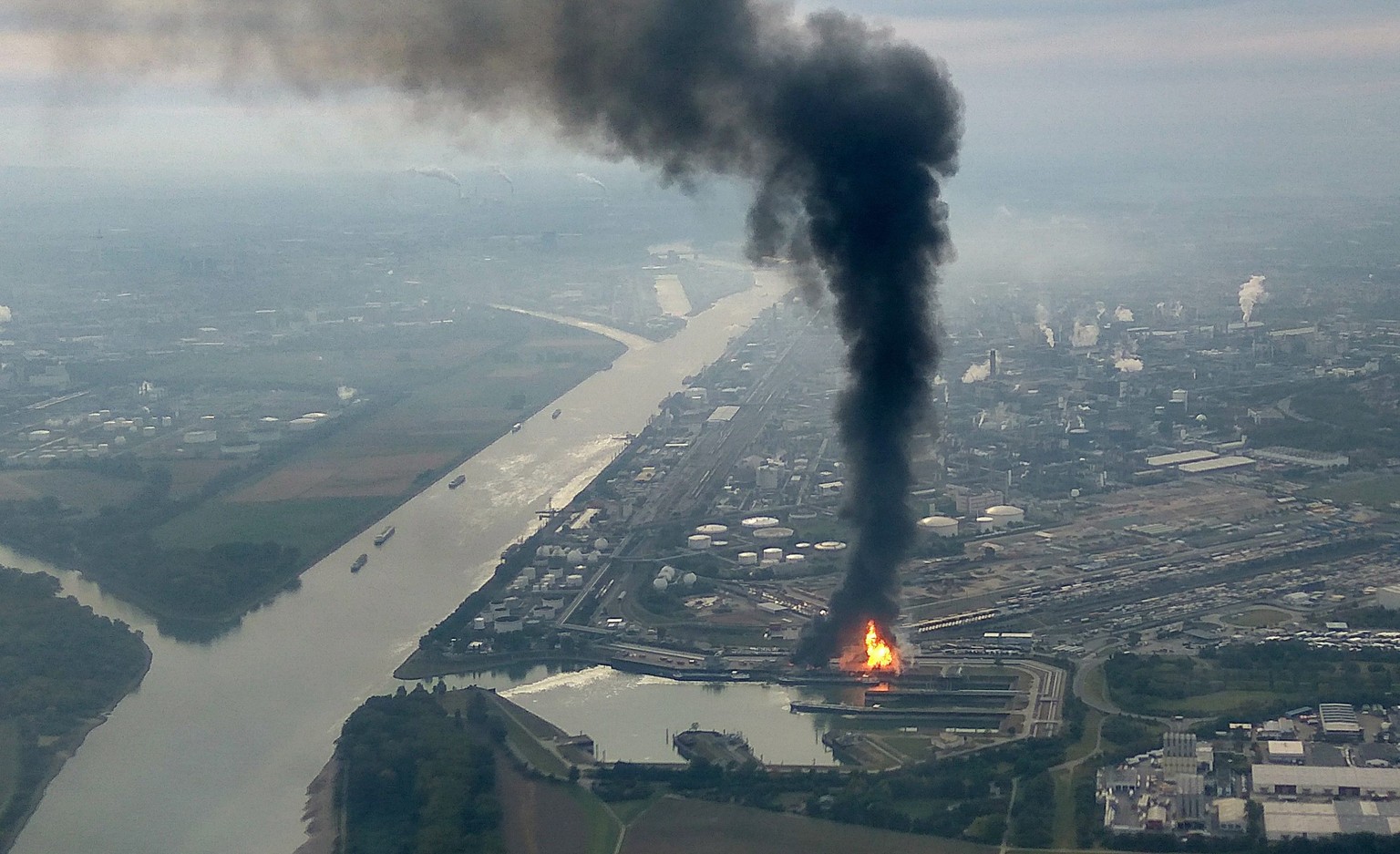 epa05589026 A huge cloud of dark smoke billows from a fire at the BASF chemical plant site in Ludwigshafen, Germany, 17 October 2016. One person has been killed and several people injured in an explos ...