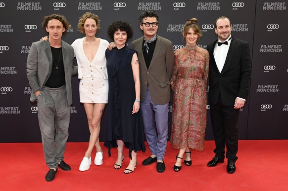 Aaron Friesz, Manuel Rubey, Alma Hasun, Marie Kreutzer, Vicky Krieps und Florian Teichtmeister bei der Opening Night mit der Premiere des Kinofilms Corsage auf dem 39. Filmfest M�nchen 2022 im Gasteig ...