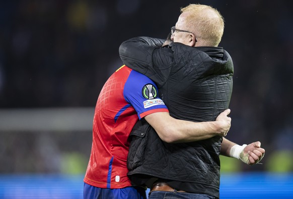 Basel&#039;s coach Heiko Vogel, left, celebrates with Zeki Amdouni after winning their UEFA Europa Conference League play-off second leg soccer match between Switzerland&#039;s FC Basel 1893 and Turke ...