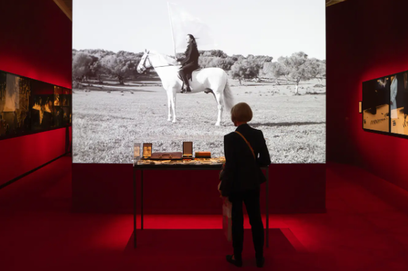 Marina Abramović, Der Held (2001; Video). Die Arbeit entstand kurz nach dem Tod ihres Vaters, eines jugoslawischen Partisanen während des Zweiten Weltkriegs.