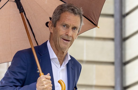 epa10163231 Israeli business man and diamond magnate Beny Steinmetz arrives to a courthouse for the last day for his trial to appeal a corruption sentence linked to mining rights in Guinea, in Geneva, ...