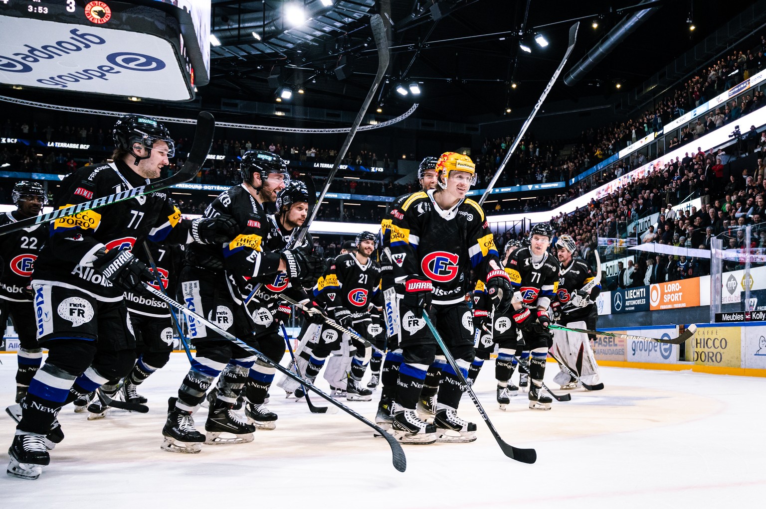 Le top scorer PostFinance fribourgeois Marcus Sorensen, droite, celebre avec l&#039;attaquant fribourgeois Christopher Didomenico, centre, et le defenseur fribourgeois Maximilian Streule, gauche,, lor ...