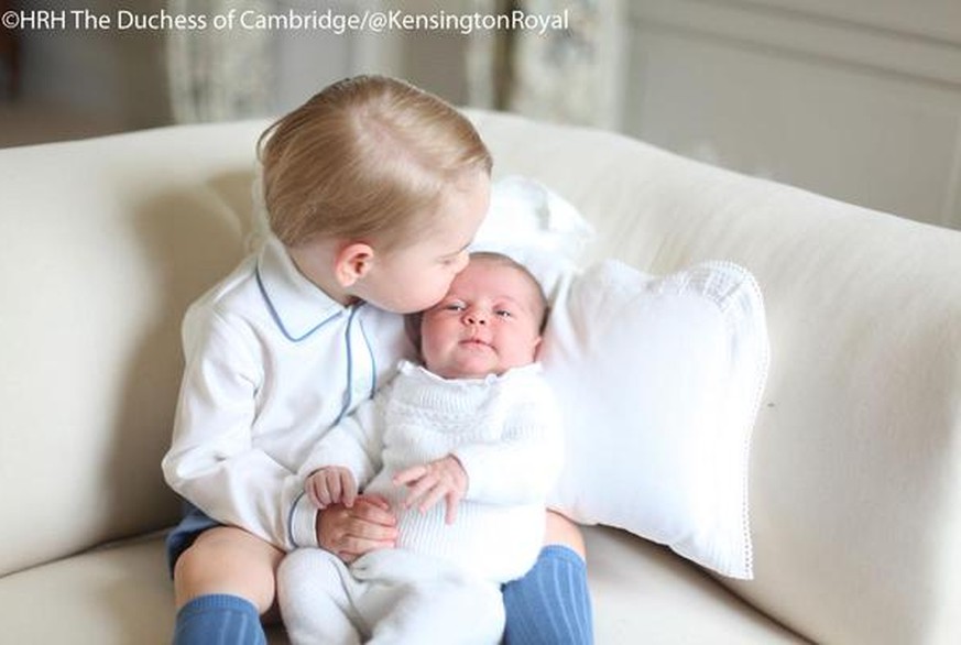 An alle Royal-Verrückten da draussen: Die ersten Fotos von Prinz George und Prinzessin Charlotte sind da