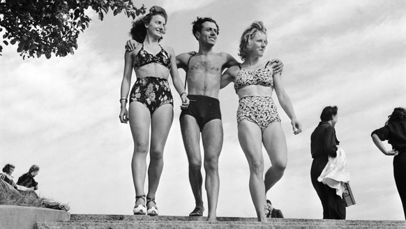 Modeschau fuer die Sommermode im Jahr 1953. (KEYSTONE/PHOTOPRESS-ARCHIV/Str)