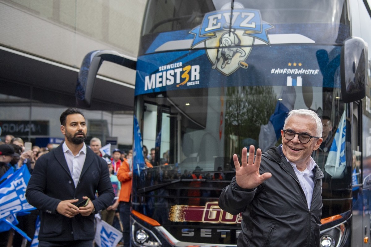 Der Praesident des EV Zug, Hans-Peter Strebel bei der Meisterfeier des EV Zug in der Stadt Zug am Samstag, 7. Mai 2022 in Zug. (KEYSTONE/Urs Flueeler).