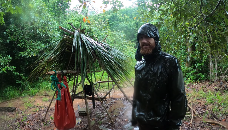 7 vs. Wild in Panama: Fritz Meinecke, angeblich ein erfahrener Outdoor-Influencer, vor einer Konstruktion aus Bambus und Palmwedeln, die definitiv nicht die Bezeichnung Shelter verdient.