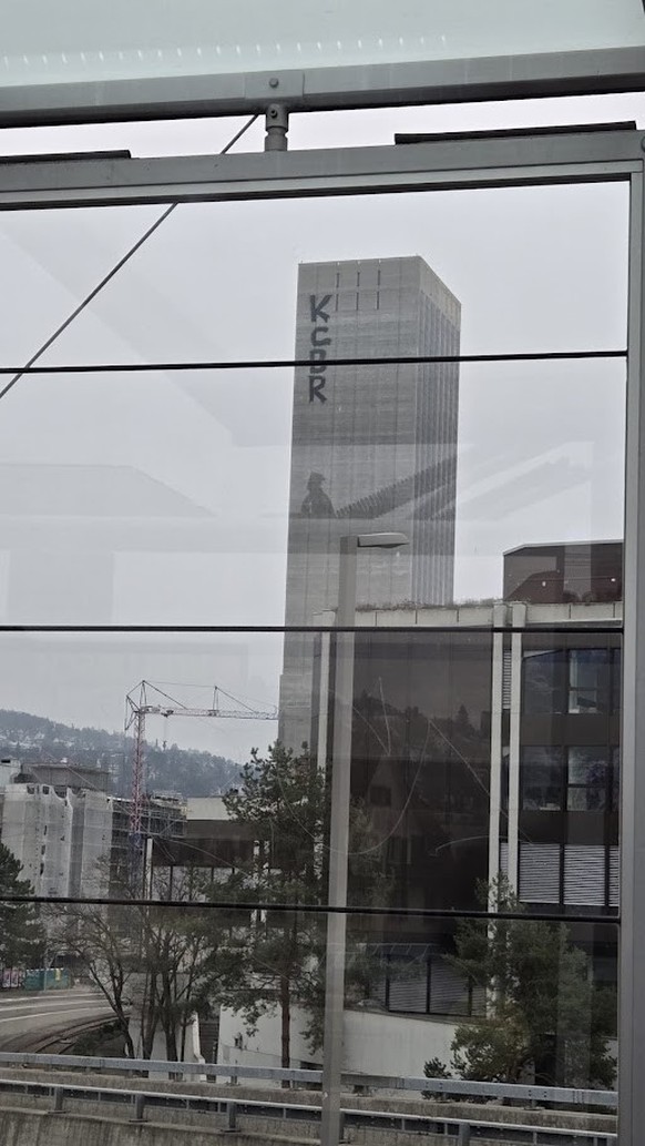 Der Blick auf das Graffito von der Zürcher Hardbrücke.