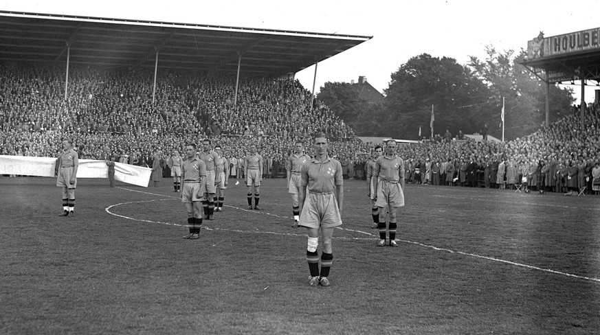 K�penhamn 1938-06-21 - Det star 1938-06-22 pa platen - Fotbollslandskamp pa Idretsparken mellan Danmark och Sverige - Detta var en tr�ningsmatch och Sverige vann med enda malet. Sverige fortsatte dire ...