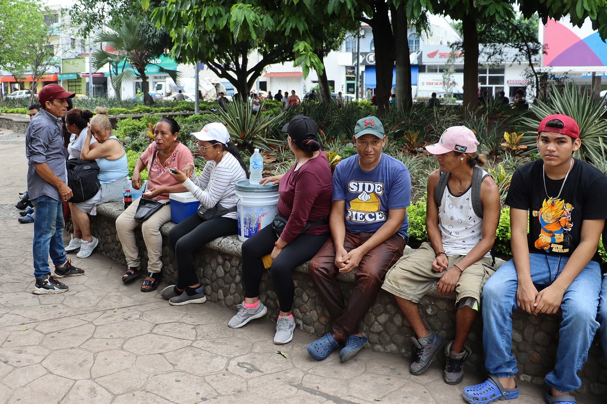 epa11380898 Migrants gather in 'Bicentenario' park in Tapachula, Mexico, 30 May 2024. Hundreds of people of various nationalities will depart in a new migrant caravan from Tapachula, in the  ...