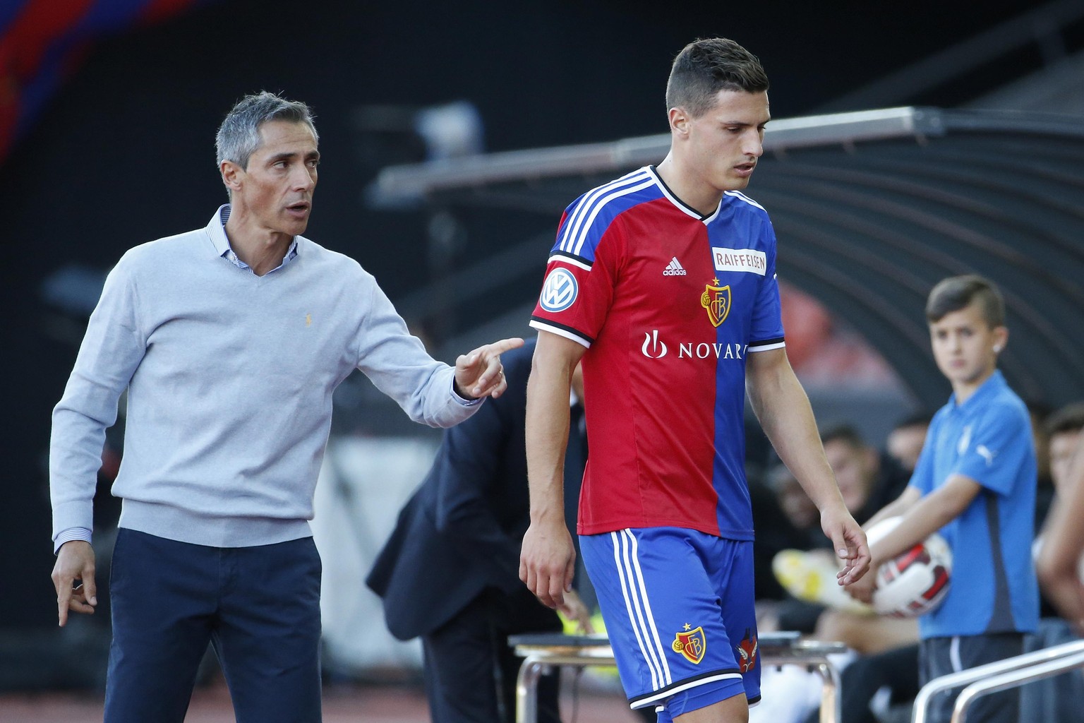 Paulo Sousa erteilt Fabian Schär eine Lektion und holt ihn gegen GC schon nach 36 Minuten vom Feld.