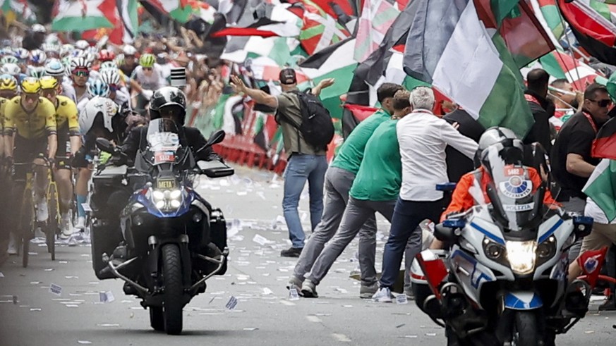 epa12349087 Security tries to push back members of the Gernika Palestine initiative behind the barrier as they attempt to enter the road in a protest against the participation of the Israel Premier Te ...