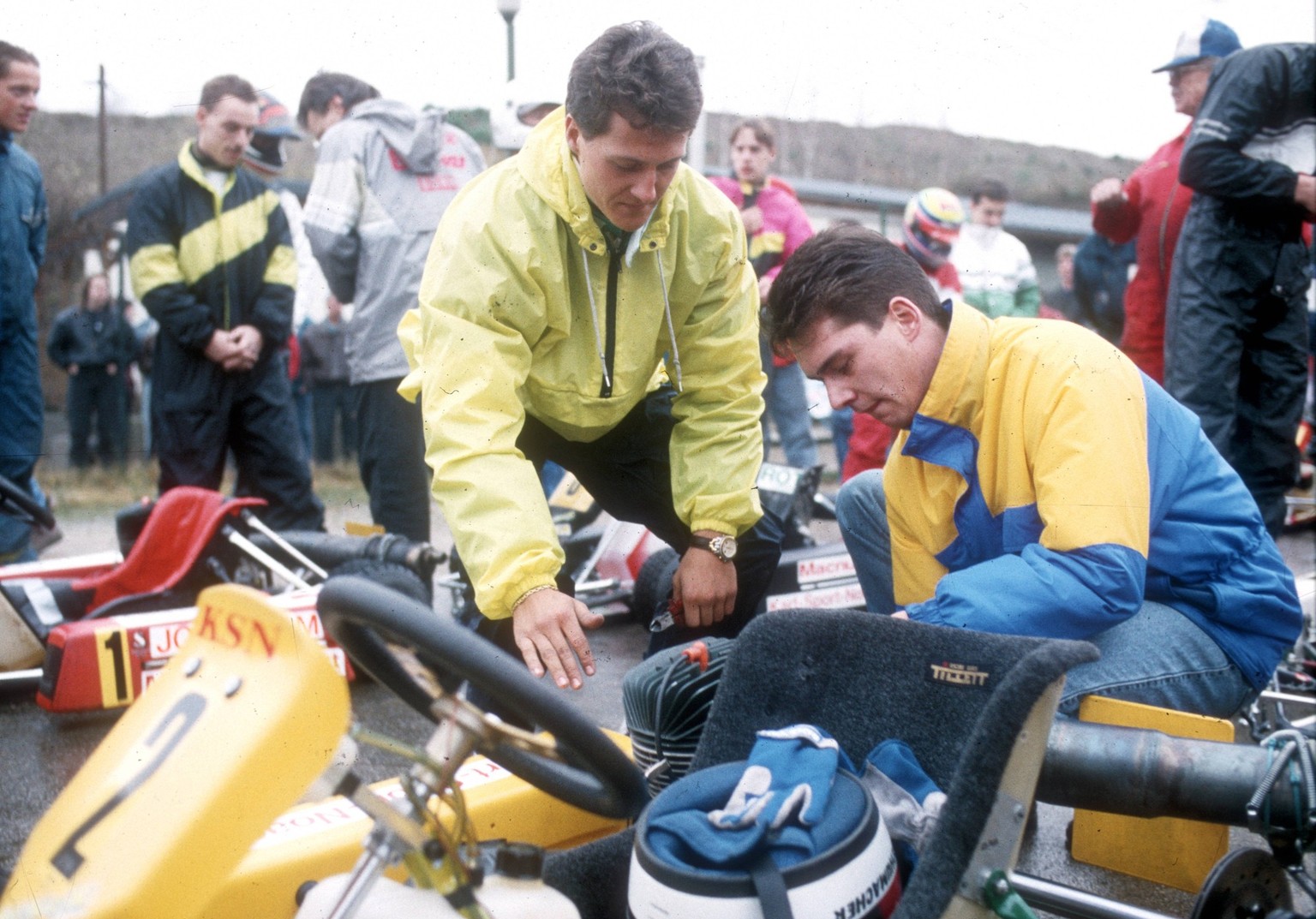 Motorsport: Michael Schumacher bei einen Kartrennen auf der Kartbahn in Kerpen 29.11.1992. Schumacher mit einem Mechaniker an seinem Cart *** Motor racing Michael Schumacher in a Kart race on the trac ...