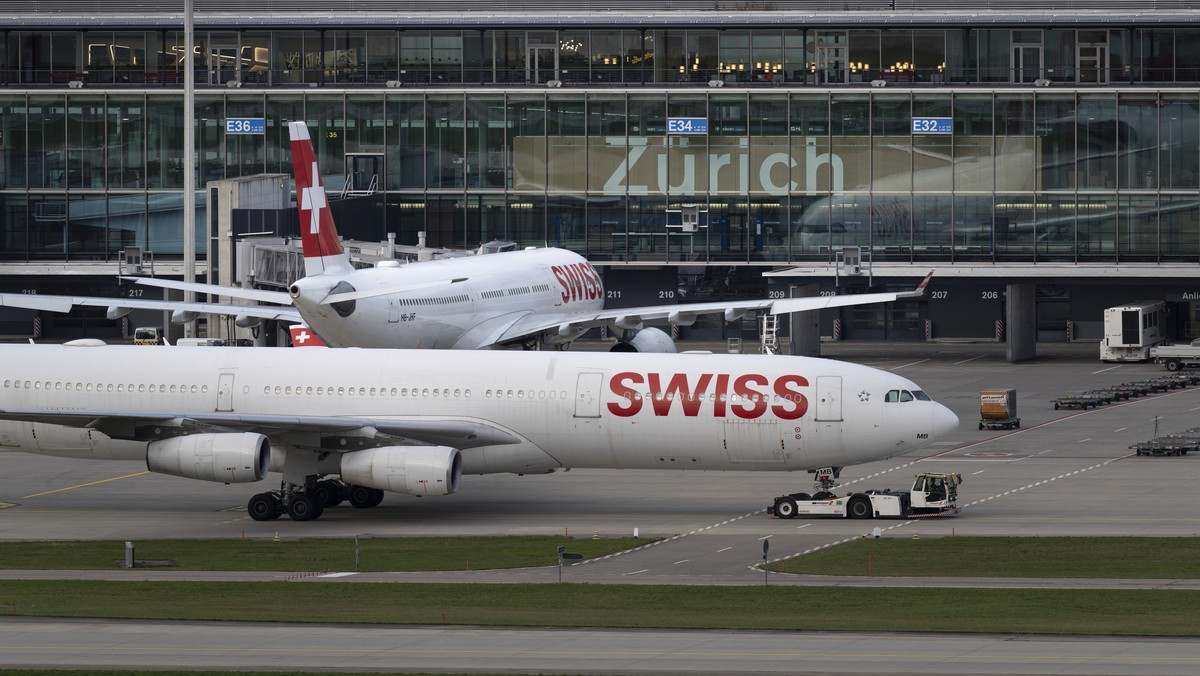 ARCHIVBILD ZU DEN QUARTALSZAHLEN VON SWISS --- Ein Flugzeug der Fluggesellschaft Swiss wird auf dem Rollfeld des Flughafens Zuerich Kloten von einem Flugzeugschlepper zu seinem Einstiegsplatz im Termi ...