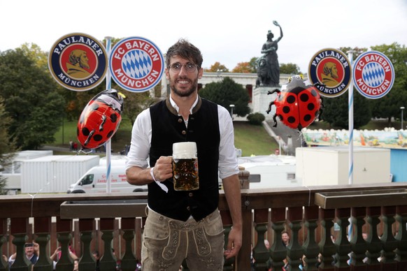 epa07076734 Bayern Munich&#039;s Javier Martinez poses for photographs at the Oktoberfest beer festival in Munich, Germany, 07 October 2018. EPA/CHRISTINA PAHNKE / POOL