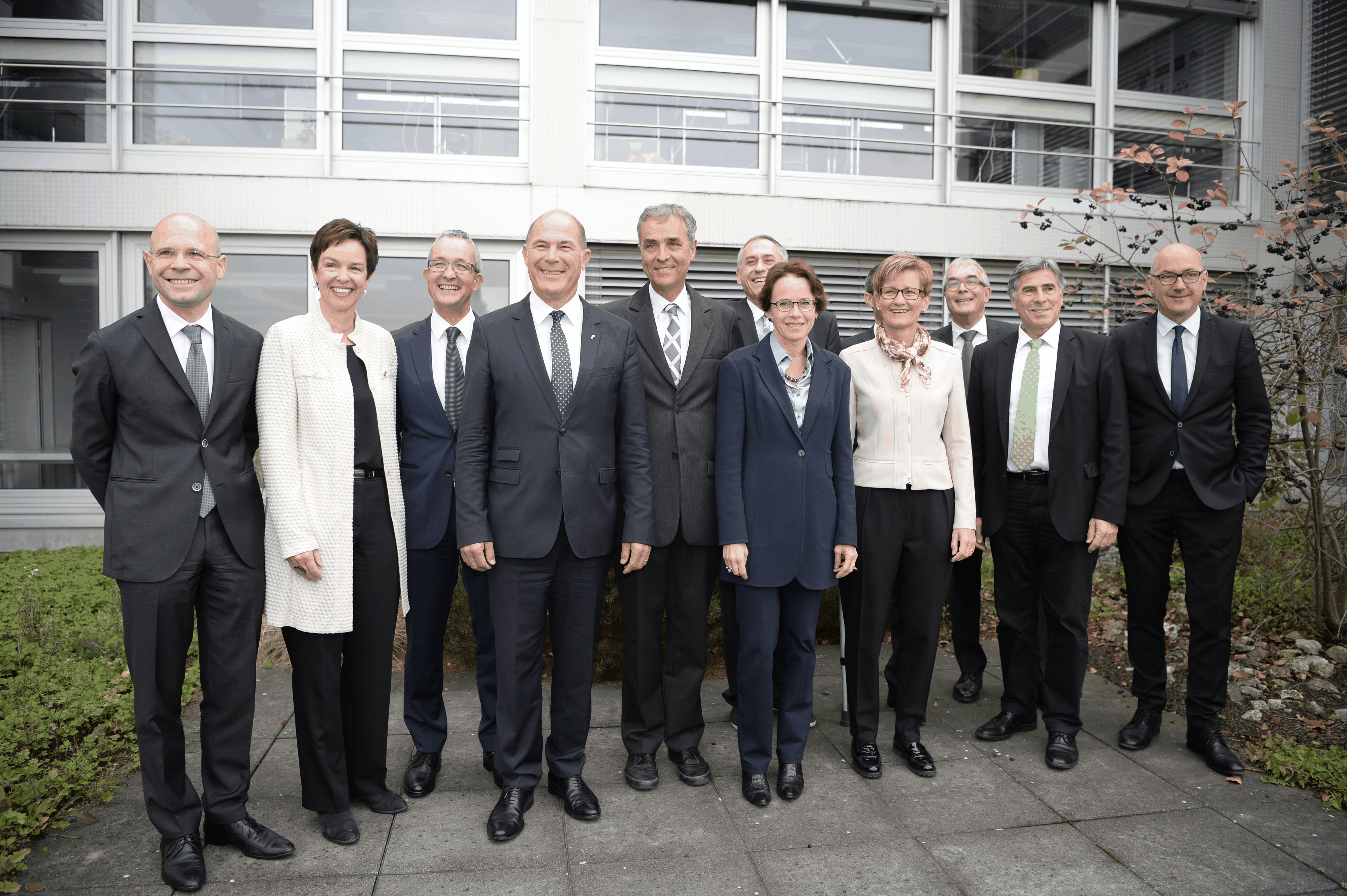 Der Regierungsrat von Basel-Stadt und Basel-Landschaft posiert erstmals komplett fuer die Fotografen an einer Medienkonferenz in Allschwil am Freitag, 23. Oktober 2015. Die Regierungen der Kantone Bas ...