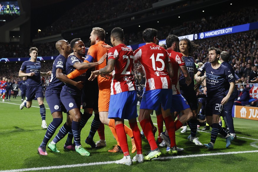 epa09888776 Atletico Madrid&#039;s and Manchester City&#039;s players scuffle during the UEFA Champions League quarter final second leg soccer match between Atletico Madrid and Manchester City at Wand ...