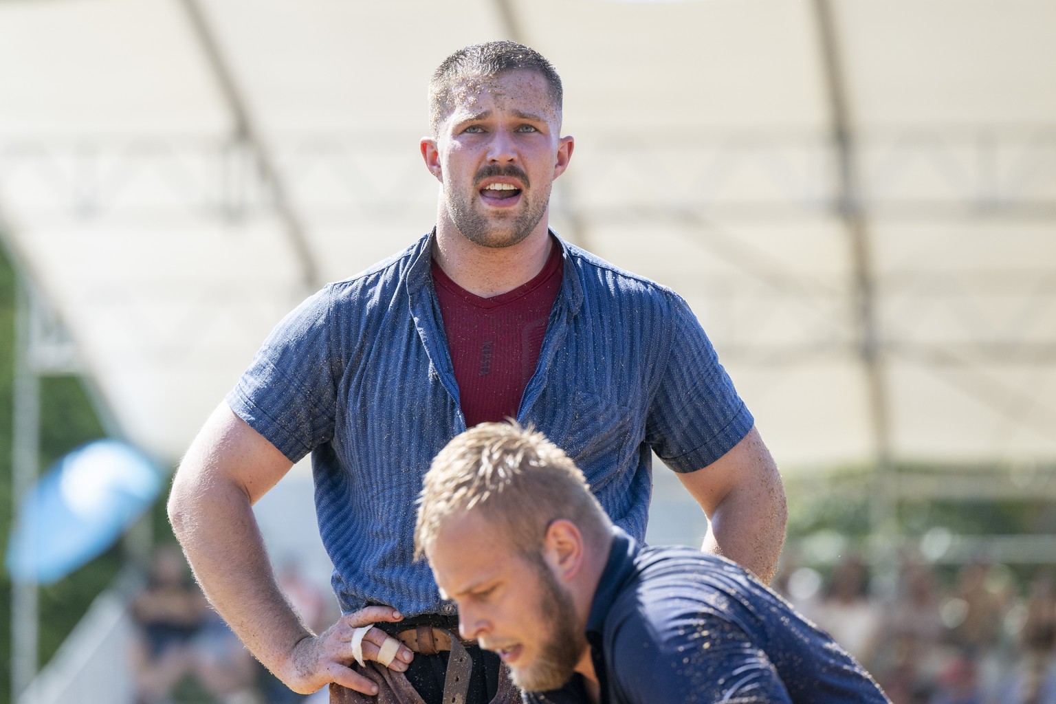 Fabian Staudenmann, oben, und Adrian Odermatt, unten, im 3. Gang beim 117. Nordwestschweizer Schwingfest am Sonntag, 10, August 2025 in Lenzburg. (KEYSTONE/Urs Flueeler)
