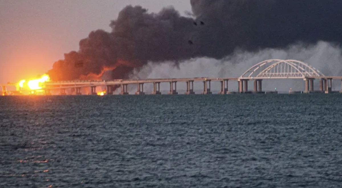 Des flammes et la fumée s'élèvent du pont de Crimée.
