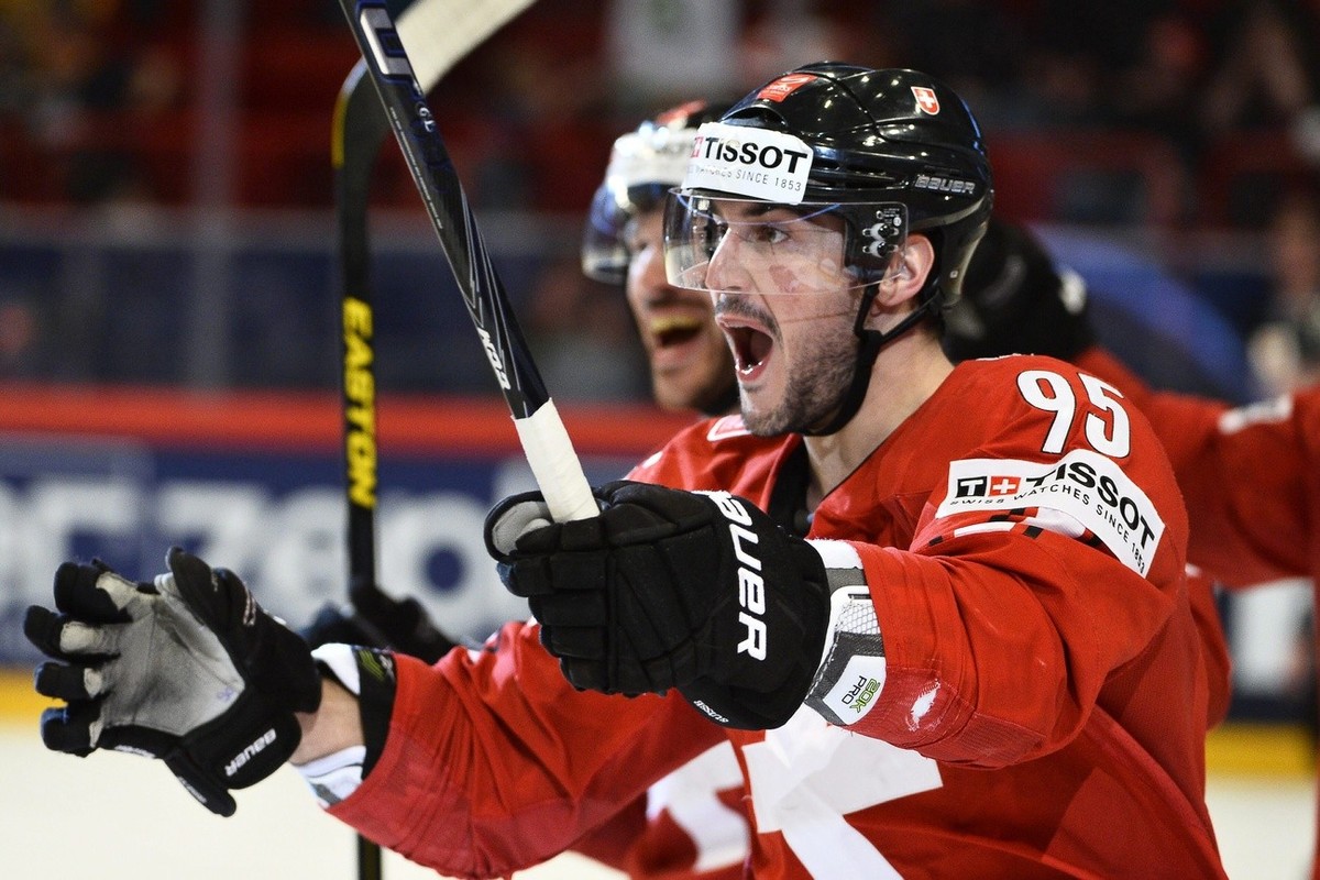 epa03706670 Switzerland's Julian Walker celebrates after scoring the 2-0 lead during the 2013 Ice Hockey IIHF World Championships semi final between Switzerland and the USA at the Globe Arena in  ...