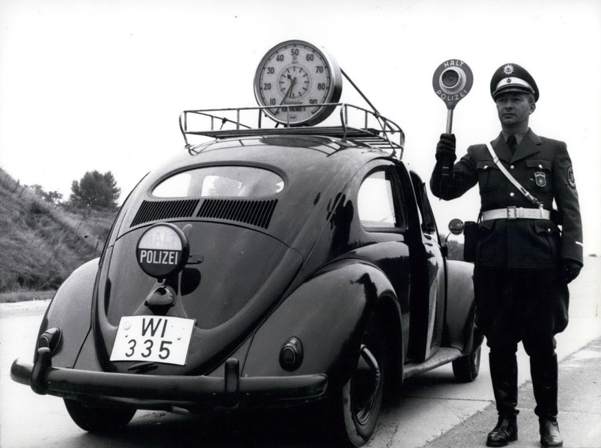 Sep. 09, 1957 - This giant speedometer.on top of a patrol - car of the Wiesbaden police in supposed to warn too speedy drivers to slow down. Besides its give drivers, who are riding behind the patrol- ...