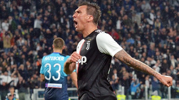 epa07585532 Juventus&#039;s Mario Mandzukic jubilates after scoring the goal 1-1 during the italian Serie A soccer match Juventus FC vs Atalanta BC at the Allianz Stadium in Turin, Italy, 19 May 2019. ...