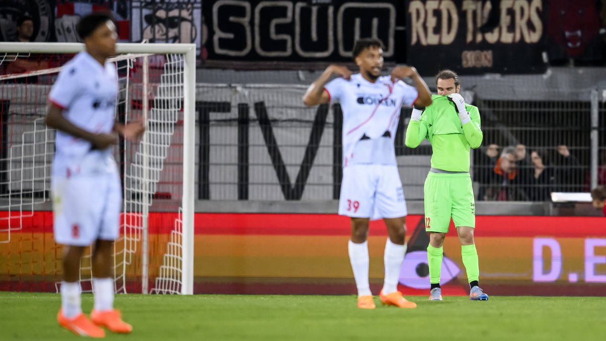 Deception des joueurs valaisans et du gardien valaisan Alexandros Safarikas, droite, lors de la rencontre de football de Super League entre FC Sion et FC Luzern le jeudi 25 mai 2023 au stade de Tourbi ...