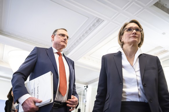 Swiss National Bank&#039;s (SNB) Chairman of the Governing Board Thomas Jordan, center, arrives with Member of the Governing Board Andrea Maechler, right, to a media briefing of the Swiss National Ban ...