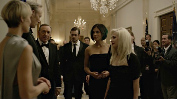 Nadja Tolokonnikowa (mitte) 2015 in «House of Cards».