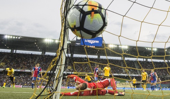 Der Berner Yoric Ravet trifft gegen Basels Goalie Tomas Vaclik zum 1:0 im Fussball Meisterschaftsspiel der Super League zwischen den Berner Young Boys und dem FC Basel, am Samstag, 22. Juli 2017, im S ...