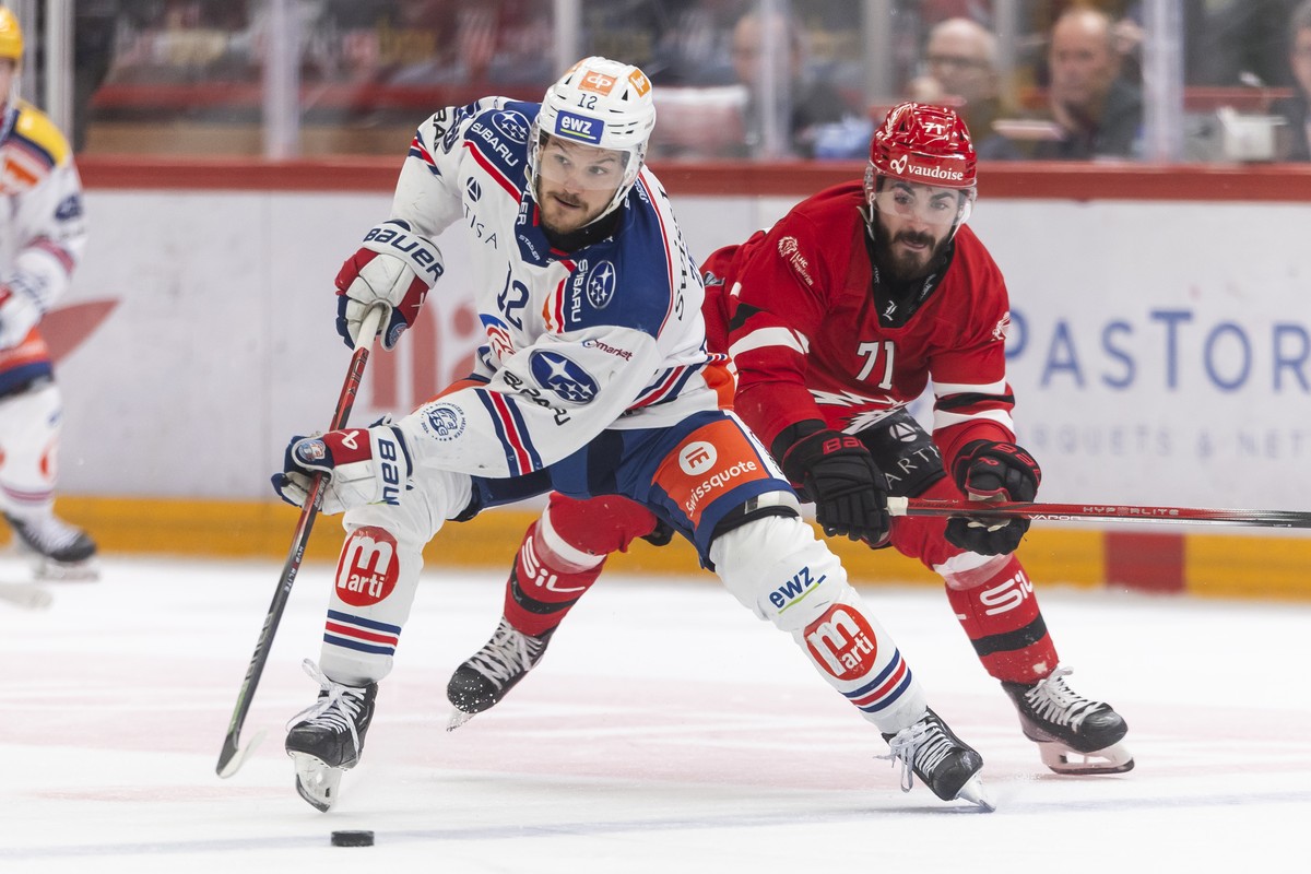 Yannick Zehnder (ZSC), left, vies for the puck with Benjamin Bougro (LHC), right, during the first leg of the National League Swiss Championship final playoff game between Lausanne HC, LHC, and ZSC Li ...