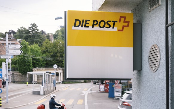 &quot;ZU POSTSTELLEN IM KANTON ZUERICH DENEN DIE SCHLIESSUNG DROHT STELLEN WIR IHNEN HEUTE, DONNERSTAG, 15. JUNI 2017, FOLGENDES NEUES BILDMATERIAL ZUR VERFUEGUNG ---&quot; The logo of the Swiss Post  ...