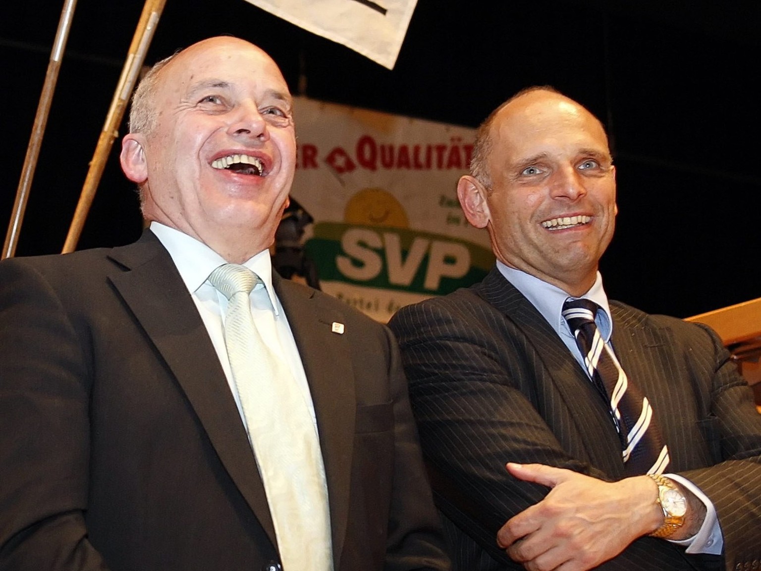 Der frisch gewaehlte Praesident Alfred Heer, rechts, und sein Vorgaenger, der heutige Bundesrat, Ueli Maurer, links, posieren, anlaesslich der Delegiertenversammlung der Schweizerischen Volkspartei (S ...