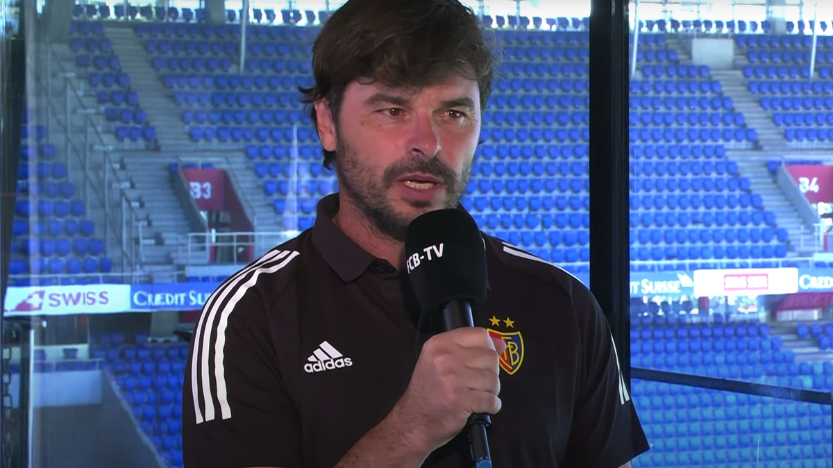 Sforza bei einem Interview, das Wellen warf.