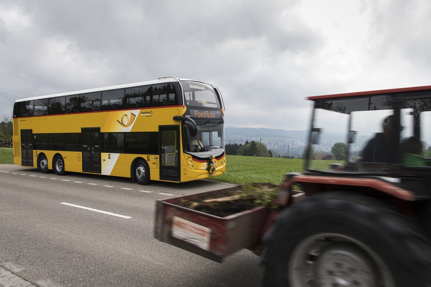 Ein neues Doppelstock-Postauto unterwegs im Toggenburg. Von technischen Problemen sind ältere Modelle betroffen.