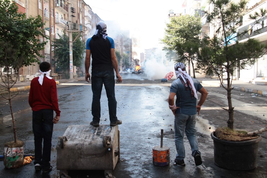 Demonstranten in der südöstlichen Stadt&nbsp;Diyarbakir – bei Zusammenstössen mit der Polizei und mit islamistischen Gruppierungen sind in den letzten Tagen mindestens 40 Menschen gestorben.