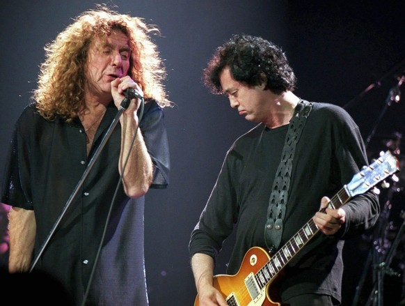 Jimmy Page, rechts, und Robert Plant, Gitarrist und Saenger der legendaeren Rockgruppe Led Zeppelin, aufgenommen am 13. November 1998 waehrend eines Konzerts in Wien. Die beiden Alt-Rocker - The guita ...