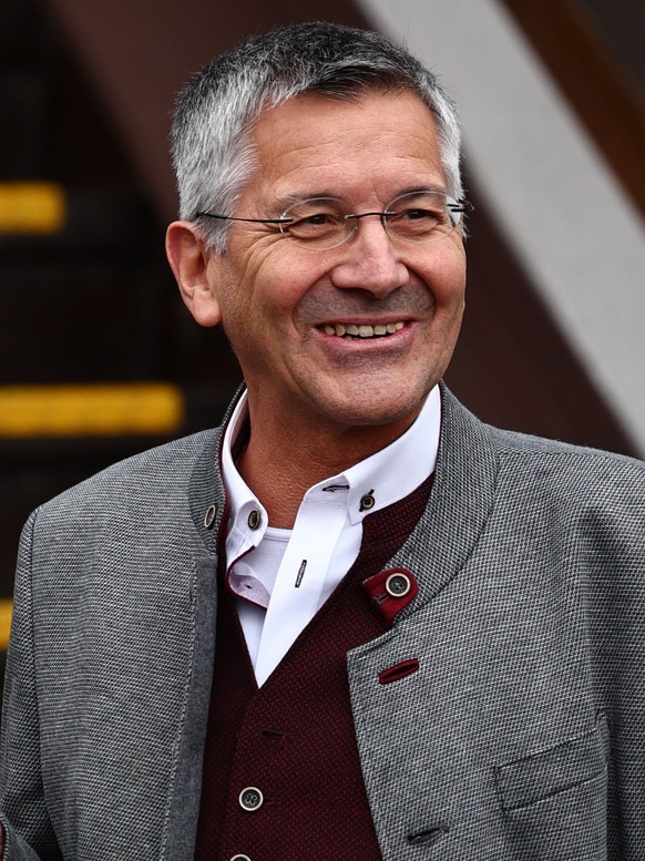 epa12432488 Munich&#039;s president Herbert Hainer pose as he attends the 190th edition of the Oktoberfest beer and amusement festival in Munich, Germany, 05 October 2025. EPA/ANNA SZILAGYI