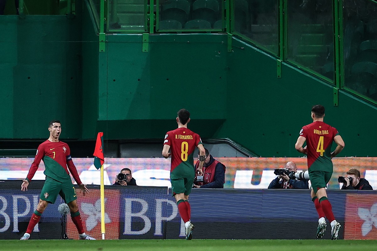 epa10539500 Portugal's Cristiano Ronaldo (L) celebrates after scoring a goal during the UEFA EURO 2024 qualification match between Portugal and Liechtenstein, in Lisbon, Portugal, 23 March 2023.  ...