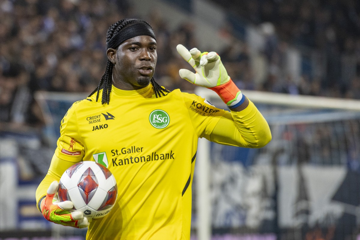 Torhueter Lawrence Ati Zigi von St. Gallen beim Super League Meisterschaftsspiel zwischen dem FC Luzern und dem FC St. Gallen vom Mittwoch, 19. Oktober 2022 in Luzern. (KEYSTONE/Urs Flueeler)