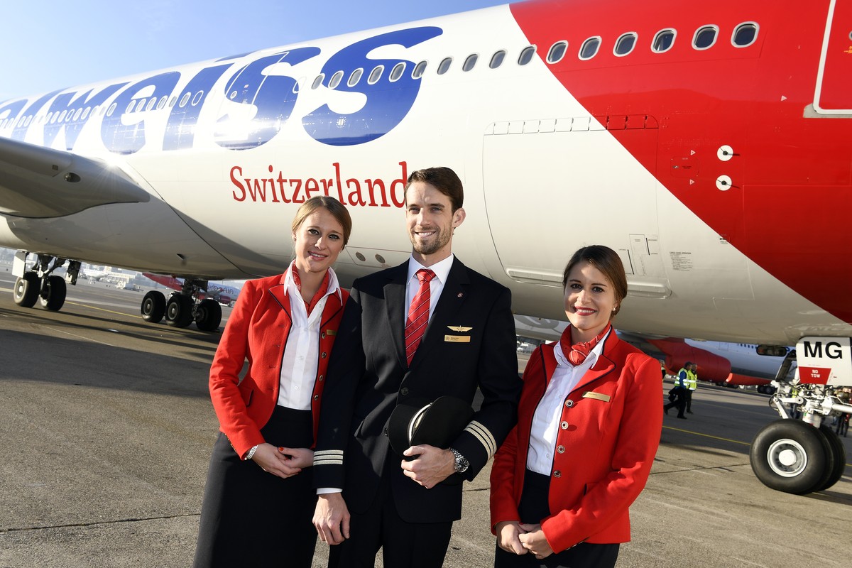 Eine Edelweiss-Crew strahlt mit neuen Uniformen bei der Taufe eines A340, dem juengsten Flottenzuwachs der Edelweiss Air, auf den Namen "Melchsee Frutt", auf dem Flughafen Zuerich Kloten, am ...