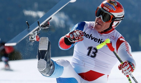 After winning the giant slalom championship, Didier Cuche takes off his skis in the famous way at the Swiss Alpine Ski Championships in St. Moritz, on Saturday, March 21, 2009. (KEYSTONE/Arno Bal ...