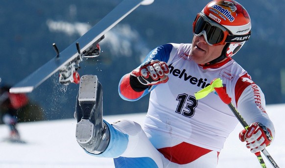 Didier Cuche entledigt sich nach dem Meistertitel im Riesenslalom auf bekannte Art seiner Skis an den Alpinen Ski Schweizermeisterschaften in St. Moritz, am Samstag, 21. Maerz 2009. (KEYSTONE/Arno Bal ...