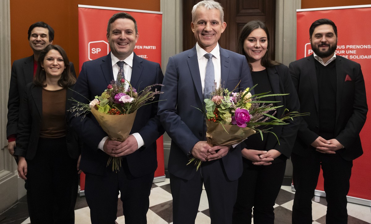 Die 2 gewaehlten Kandidaten Jon Pult, SP-GR, 3. von links, und Beat Jans, Regierungspraesident Basel-Stadt, 3. von rechts, posieren mit Samuel Bendahan, SP-VD, Mattea Meyer, SP-ZH, Samira Marti, SP-BL ...